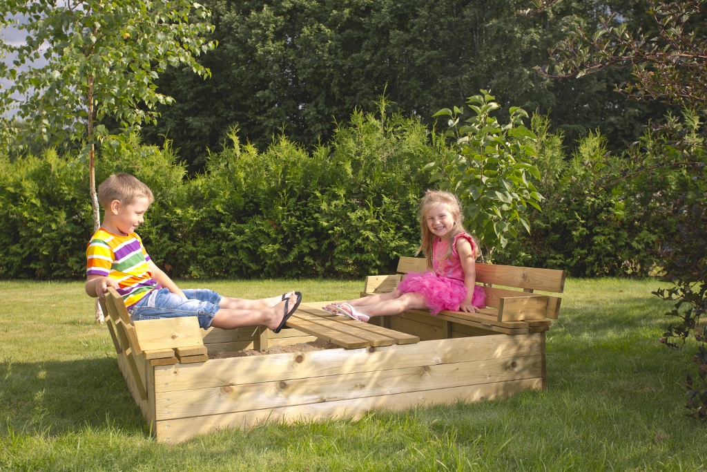 Liivakast kaanega lastega