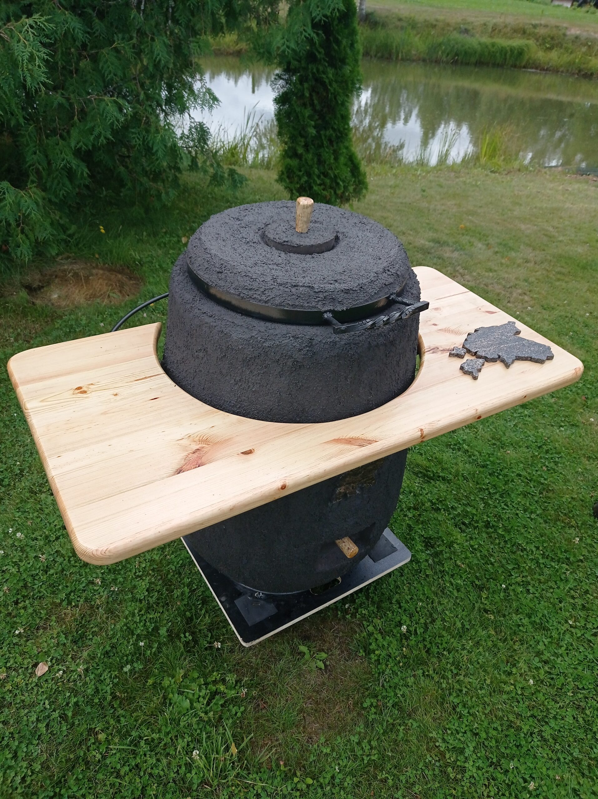 Must Kuumem Karu kandilise lauaga