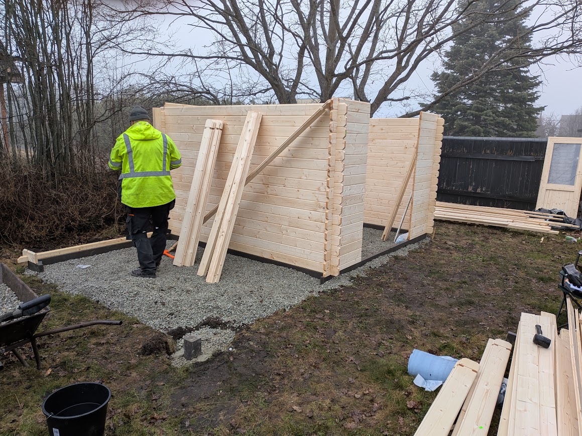 asennettu pihavarasto