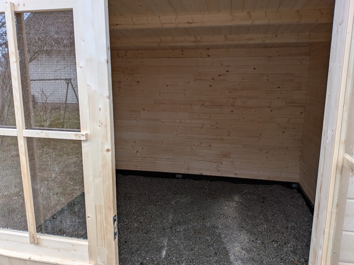 asennettu pihavarasto sisältä