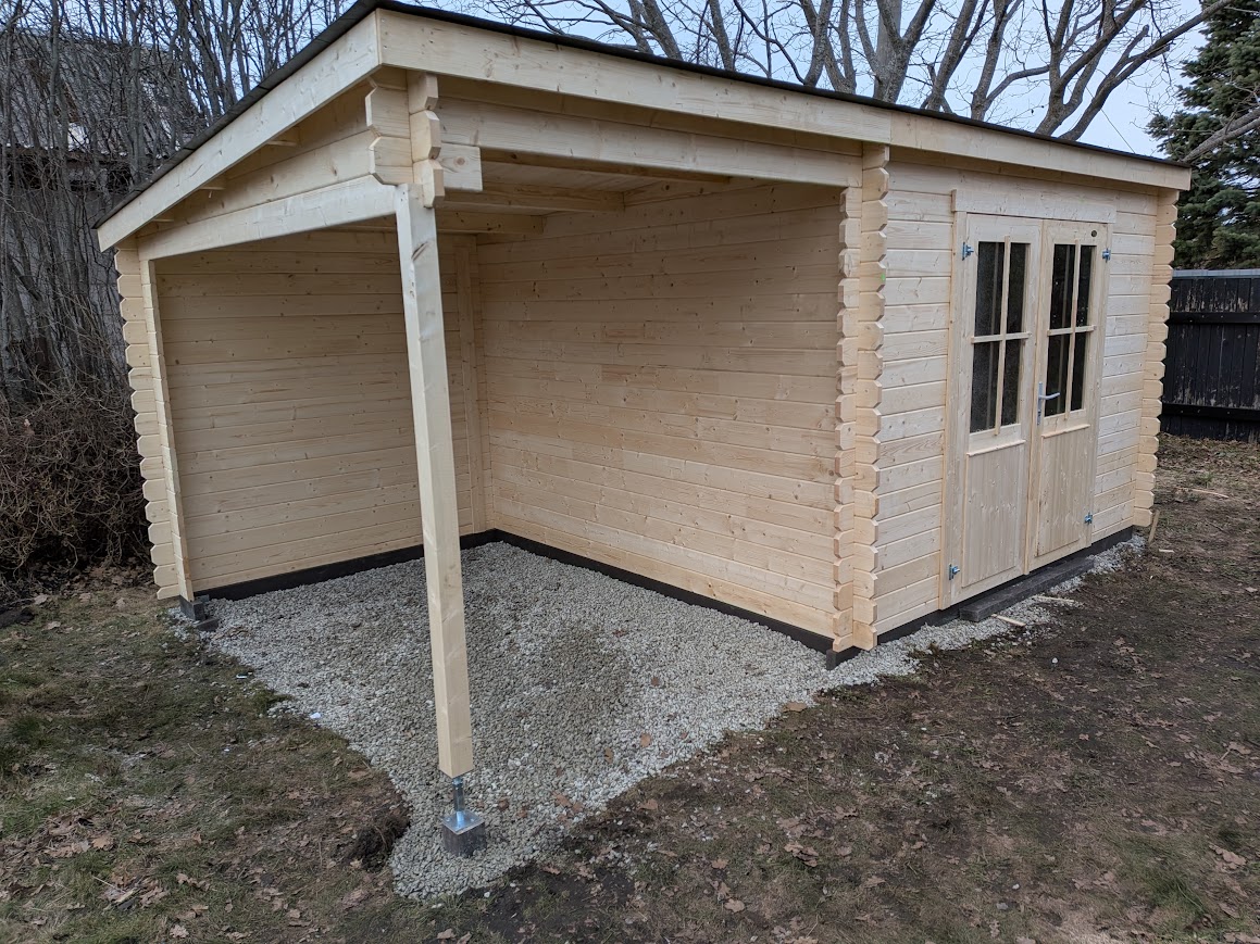 asennettu pihavarasto