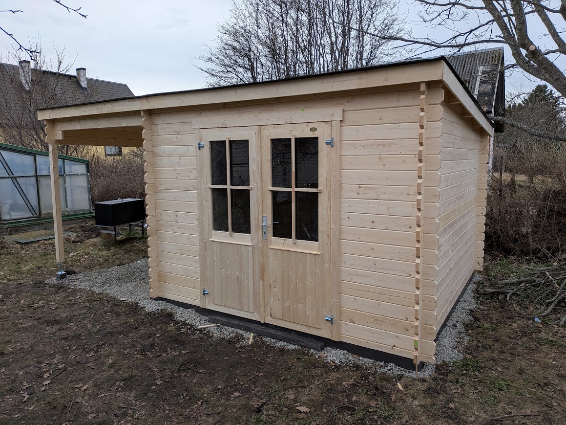 asennettu pihavarasto