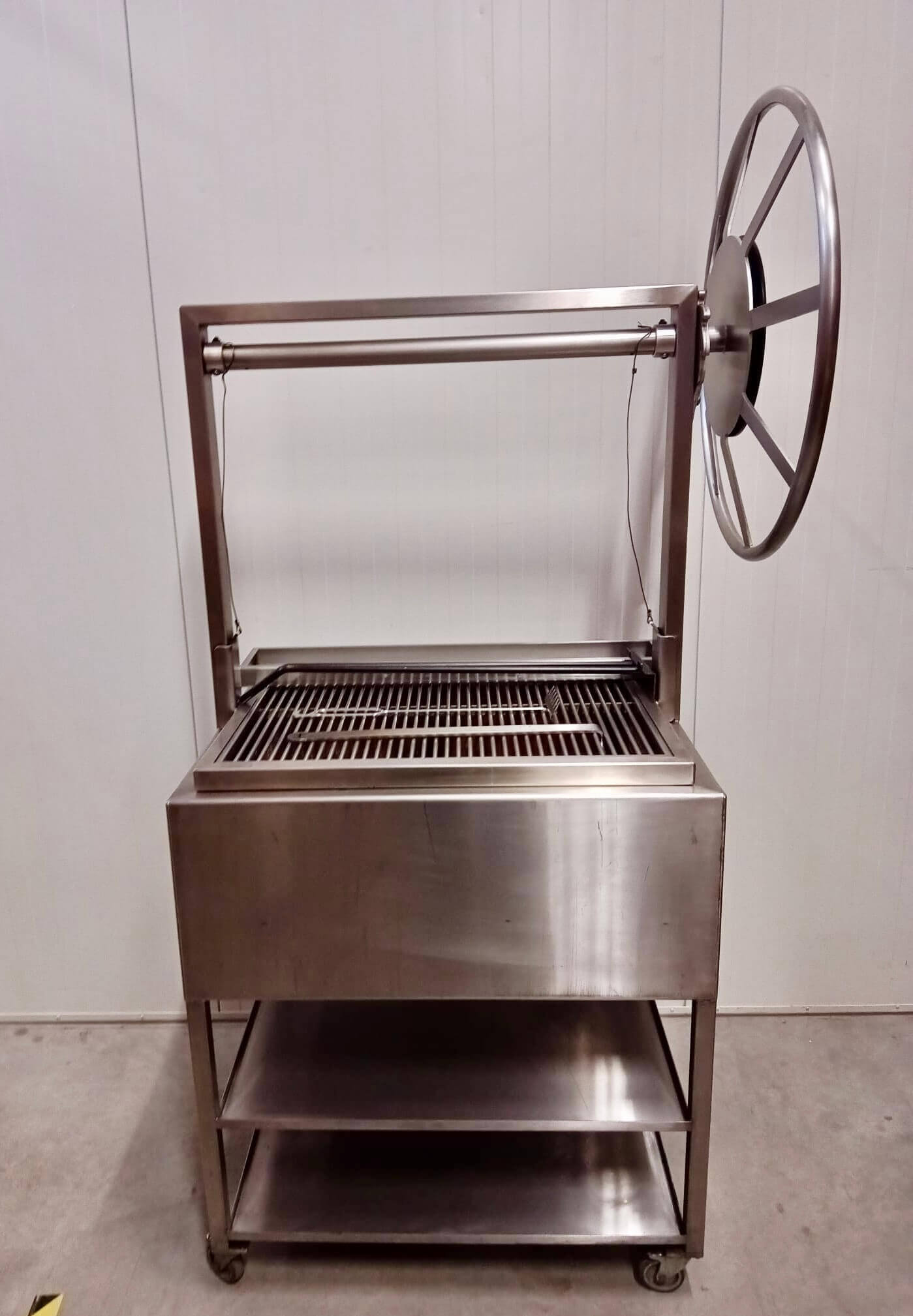 Argentiina-stiilis-soegrill-Harg-H-logoga-roostevabast-terasest-2