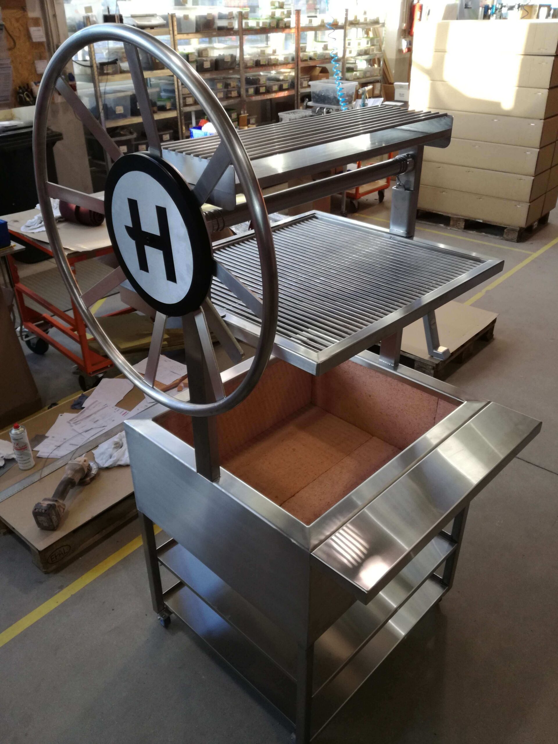 Argentiina-stiilis-soegrill-Harg-H-logoga-roostevabast-terasest-5-scaled