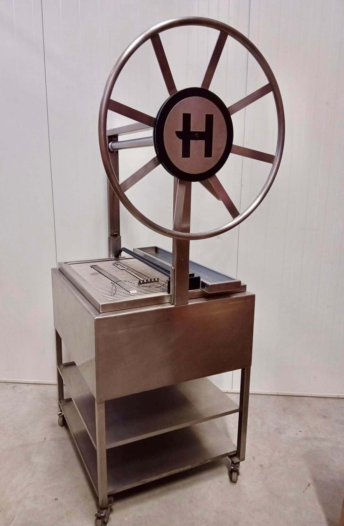 Argentiina-stiilis-soegrill-Harg-H-logoga-roostevabast-terasest